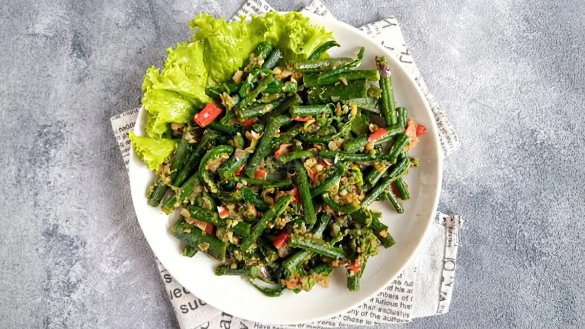 Pakis Tumis Belacan menggunakan pucuk pakis muda dengan bumbu belacan, cabai, dan bawang khas Kalimantan Barat.