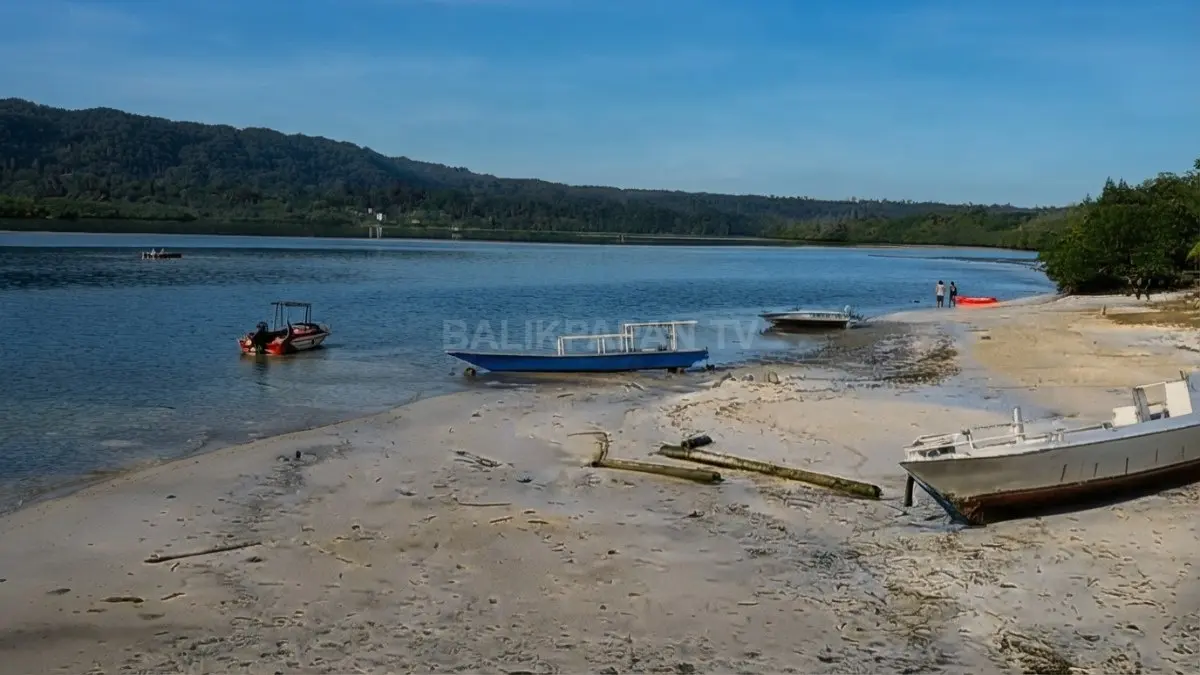 Pemandangan kawasan pesisir Teluk Sulaiman memperlihatkan potensi wisata bahari dan aktivitas masyarakat lokal.