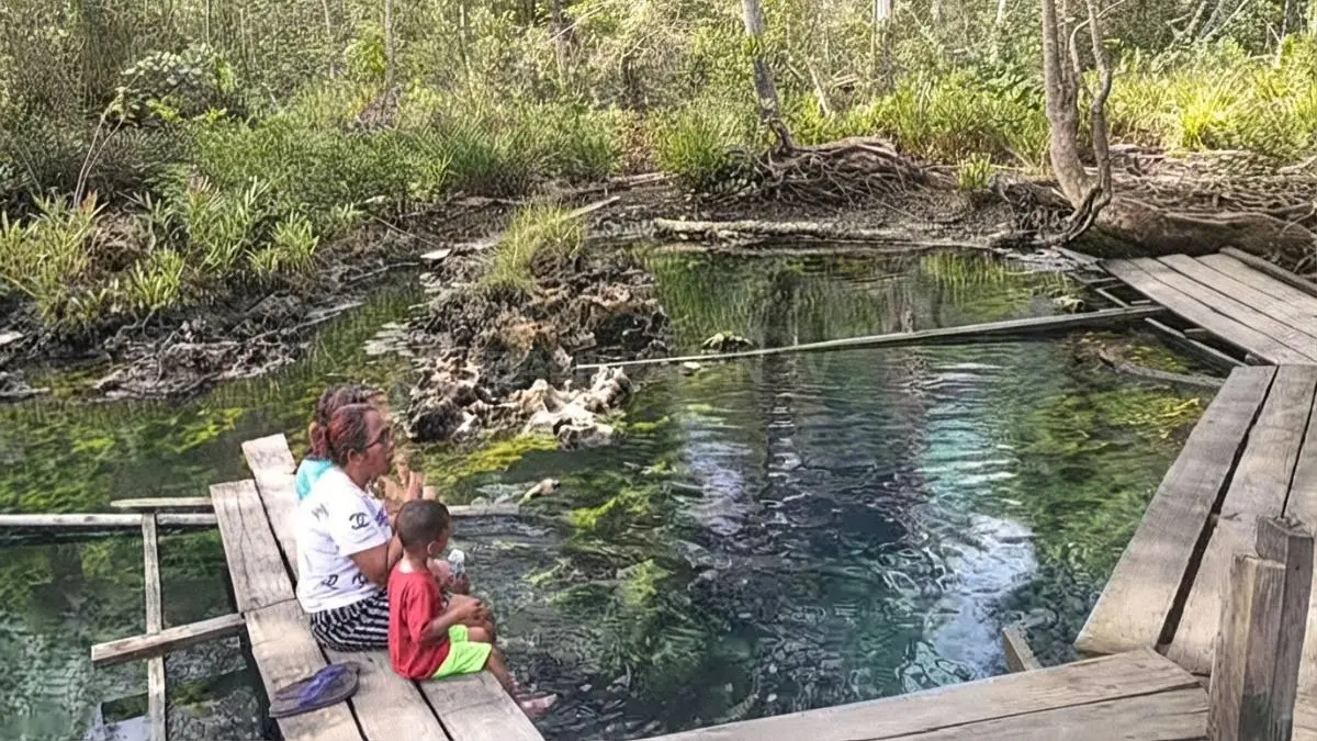 Pengunjung menikmati fasilitas kolam rendaman Air Panas Pemapak yang menjadi destinasi wisata alam unggulan Berau.