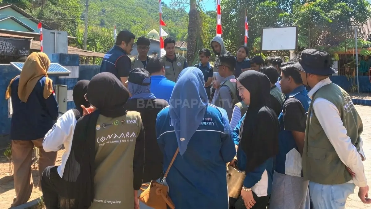 Peninjauan alat peringatan dini longsor dan peta rawan bencana Tim LONTARA di Lonjoboko.