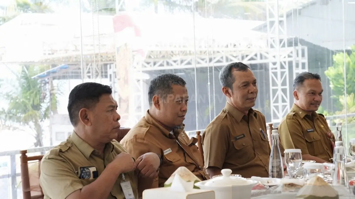 Petugas gabungan menangani kebakaran hutan dan lahan di Kalimantan Timur saat status siaga karhutla.