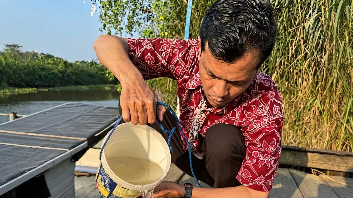 Petugas Perumdam Kutim memeriksa kualitas air Sungai Sangatta untuk memastikan keamanan air baku IPA Kabo.