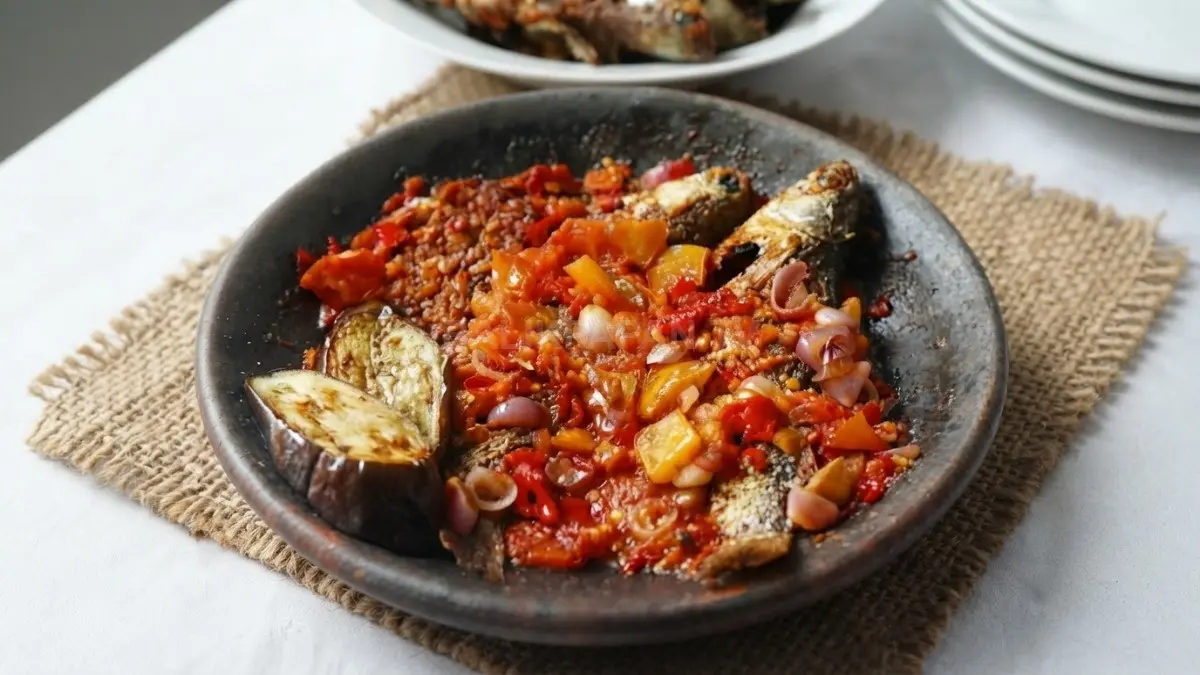 Sambal Gami khas Bontang dimasak dan disajikan panas menggunakan cobek tanah liat dengan lauk pilihan.