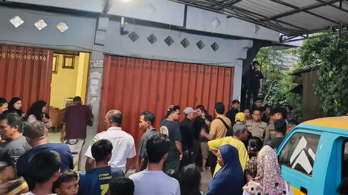 Seorang perempuan ditemukan meninggal dunia di sebuah kamar kos di Jalan Yos Sudarso I, Sangatta Utara, Kutai Timur, Rabu (26/8/2026). Polisi telah mengamankan lokasi dan melakukan pemeriksaan untuk mengetahui penyebab kematian. (BTV/AI) (Jufriadi/KP)