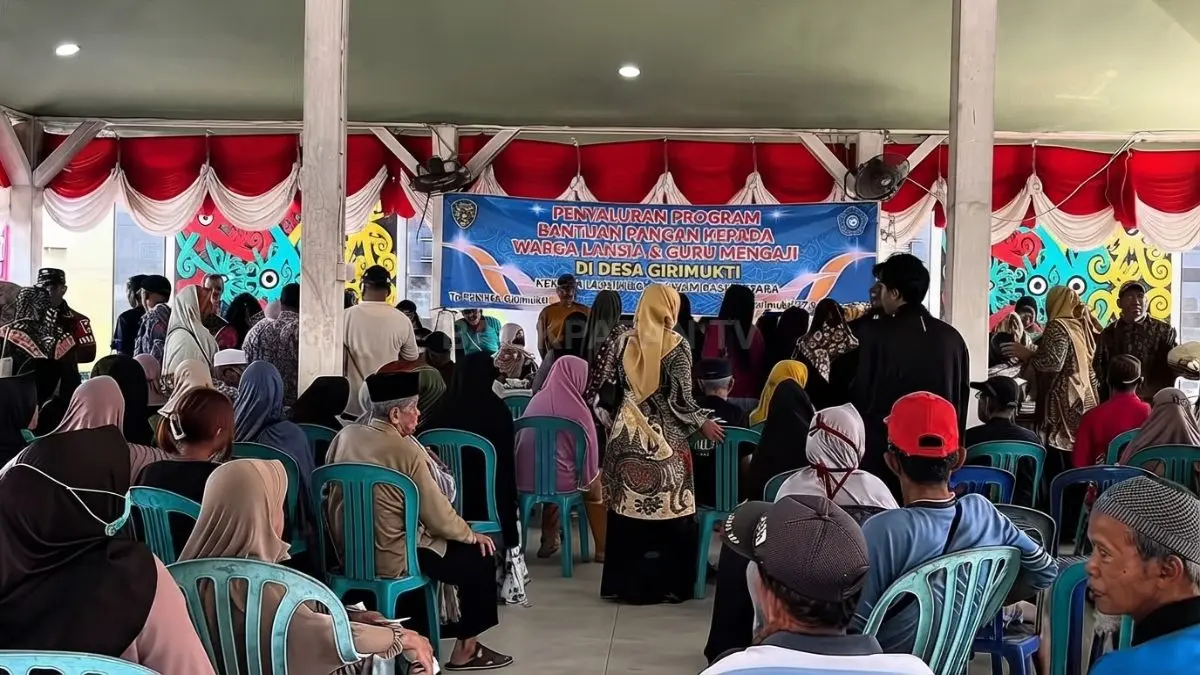 Desa Girimukti menyalurkan bantuan beras kepada 340 lansia dan 68 guru mengaji, disertai pemeriksaan kesehatan gratis. (Sumber: YouTube Balikpapan TV)