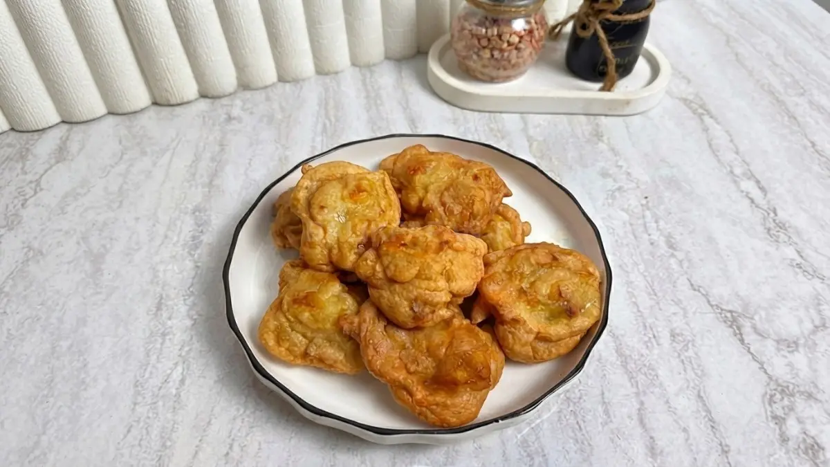 Gaguduh pisang khas Banjar berwarna keemasan dengan tekstur renyah dan potongan pisang lembut di dalamnya.