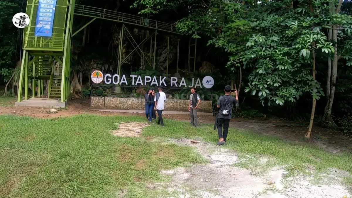 Goa Tapak Raja di Sepaku menawarkan pesona gua karst dengan stalaktit unik yang menjadi daya tarik wisata.