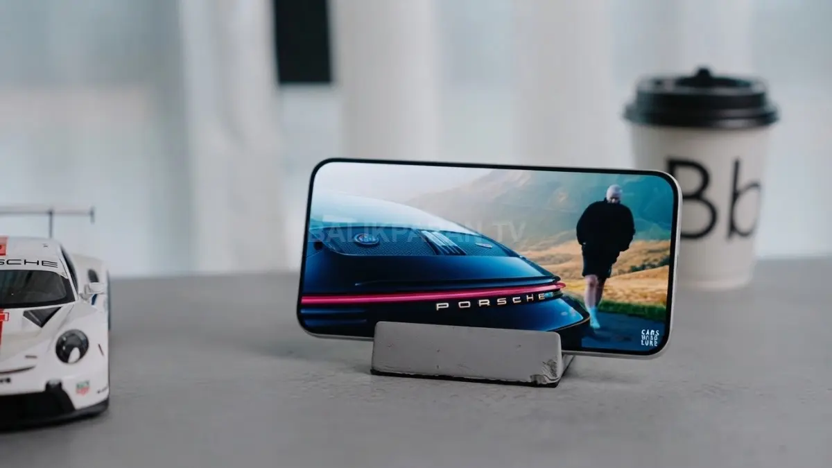 Redmi Note 17 Pro Max mengandalkan Snapdragon 6 Gen 5 4nm dengan CPU hingga 2,6 GHz. Dipadukan dengan RAM LPDDR5X dan UFS 4.1 pada konfigurasi tertentu, perangkat ini menyasar penggunaan harian seperti media sosial, browsing, multitasking, hingga gaming populer. (BTV/AI)