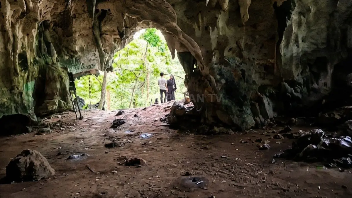 Lorong Goa Tapak Raja dihiasi stalaktit dan stalagmit yang memberikan pengalaman berbeda bagi pengunjung.