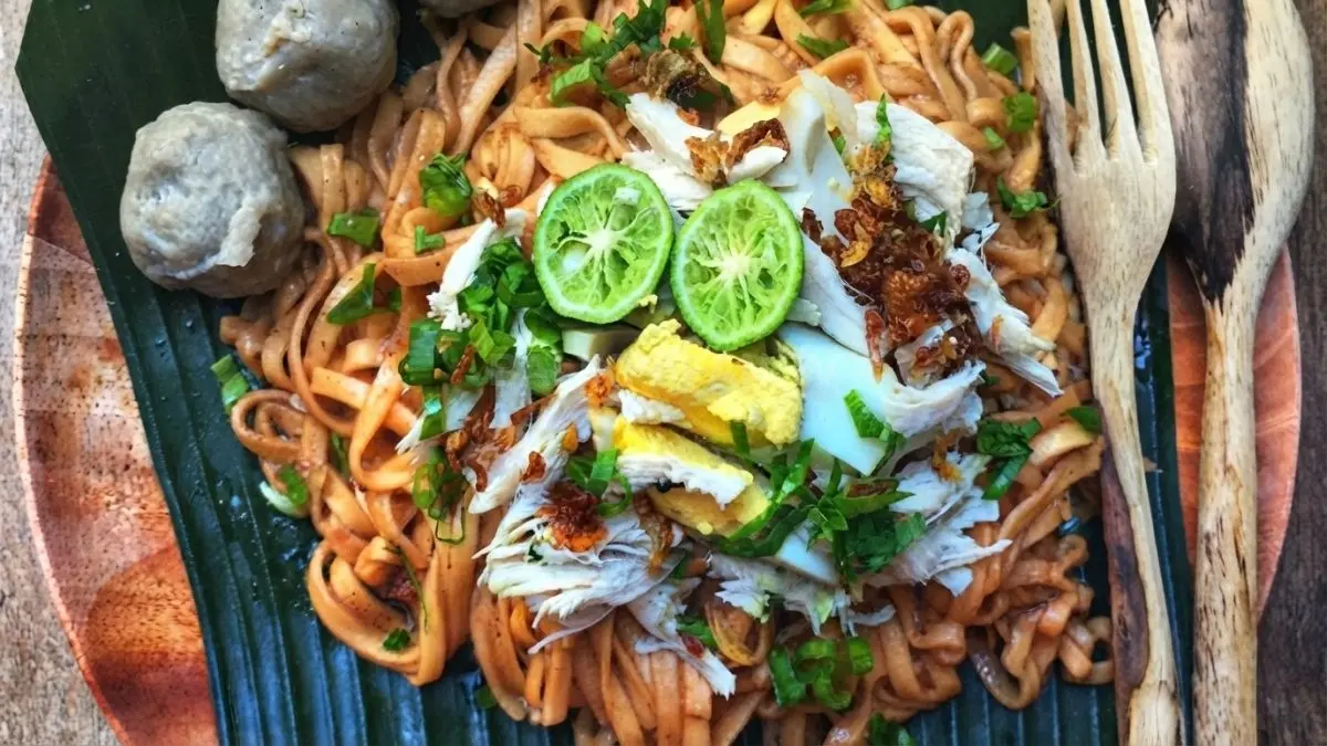 Mie Bancir khas Banjar dengan kuah nyemek, ayam suwir, telur, bawang goreng, dan limau kuit.