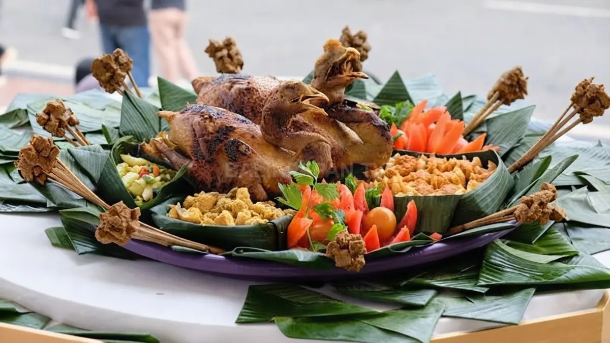 Nasi Astakona khas Banjar tersaji dengan nasi dan beragam lauk tradisional dalam satu hidangan.