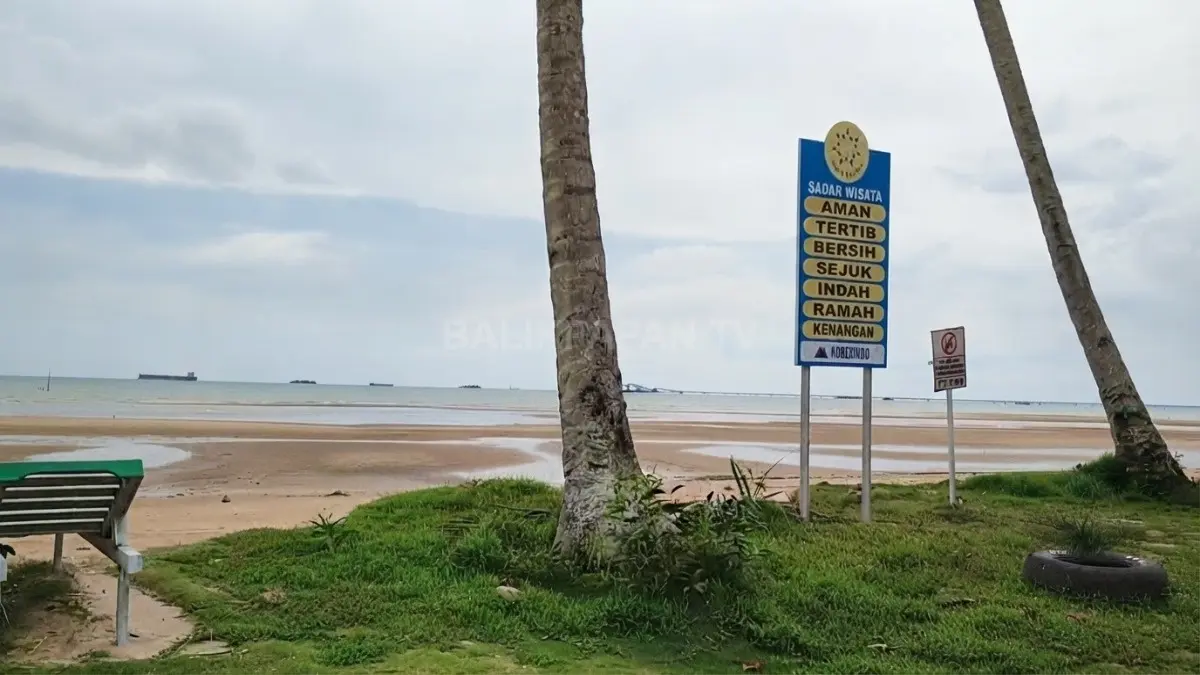 Pantai Sekerat di Kutai Timur menawarkan panorama pesisir dengan latar alam yang masih asri.