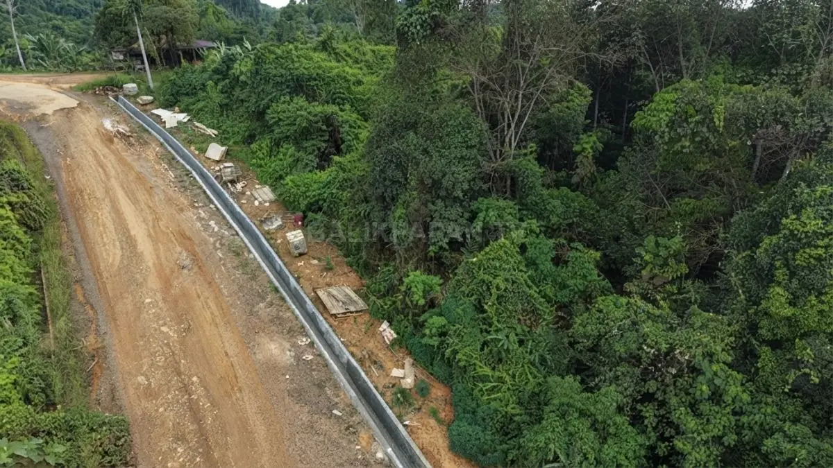 Pembangunan drainase terus berlangsung untuk mendukung perbaikan ruas jalan di kawasan Gunung Odang, Kutai Barat. (DOK. IST/KP)