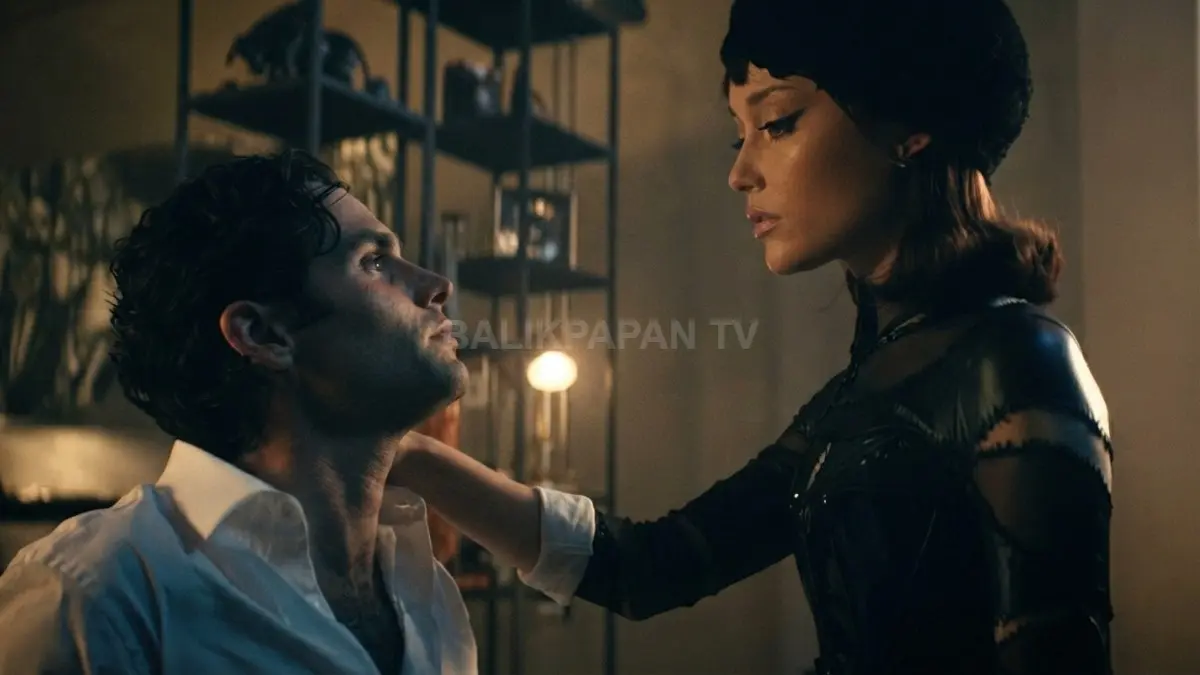Penampilan dramatis Ariana Grande bersama Penn Badgley dalam cuplikan video musik yang sarat akan suasana misterius. (BTV/Ai)