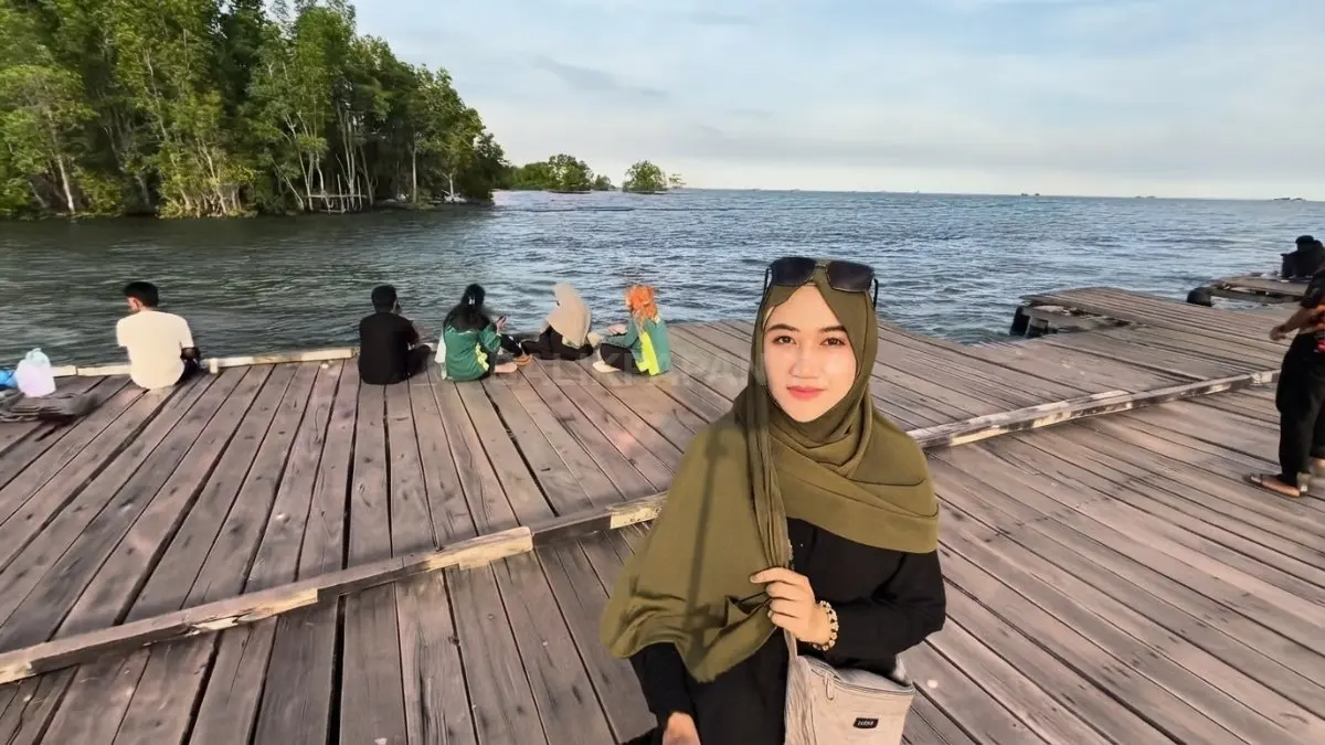 Pengunjung menikmati suasana Pantai Kenyamukan sambil melihat panorama laut dan aktivitas masyarakat pesisir Sangatta.