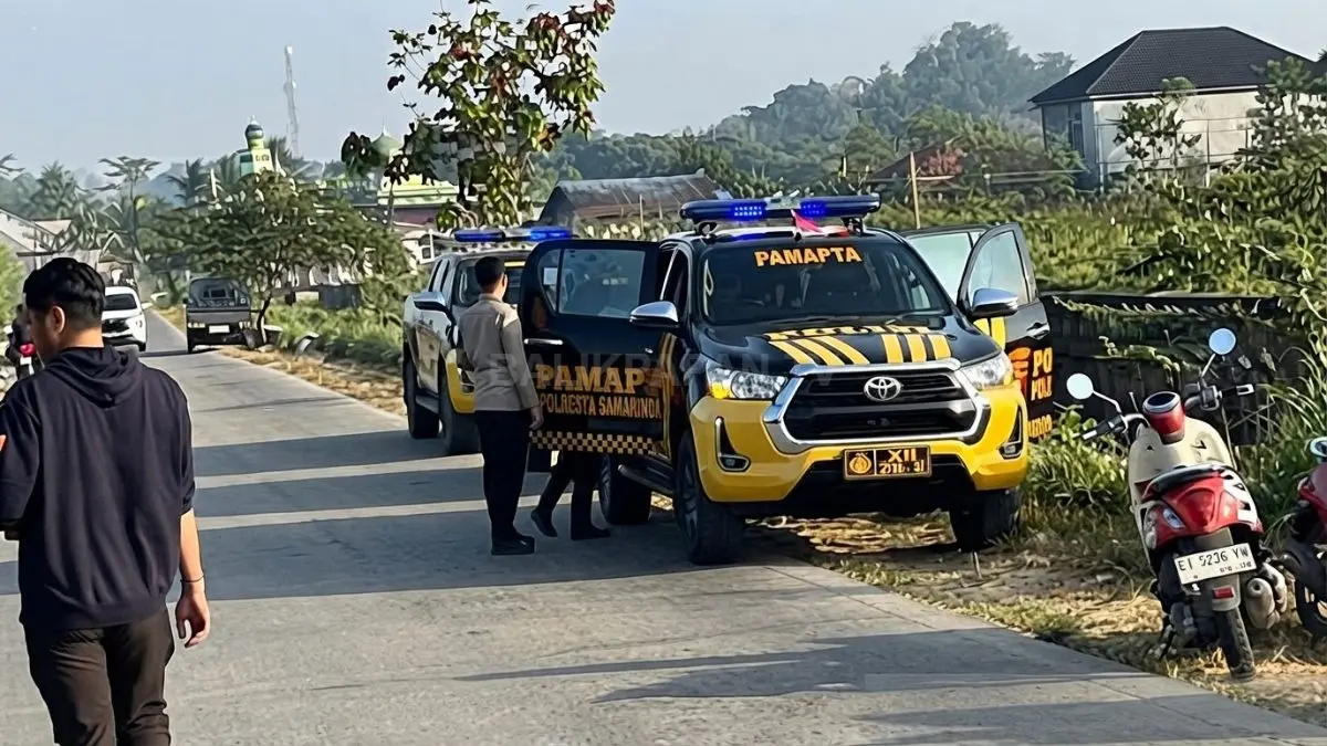 Petugas memadamkan kebakaran lahan di Samarinda saat penanganan dugaan pembakaran lahan.