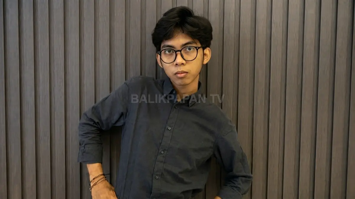 Potret santai konten kreator Aku Jeje beres kemeja hitam dan kacamata memancarkan pesona khasnya. (BTV/Ai)