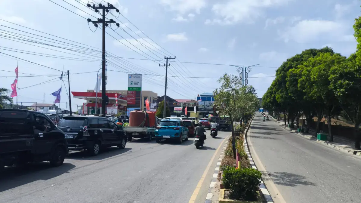 Antrean Pertalite di sejumlah SPBU Bontang masih menjadi perhatian. Pemkot Bontang bersama DPRD dijadwalkan membahas distribusi dan ketersediaan kuota BBM bersubsidi pada Jumat, 28 Agustus 2026, untuk mencari solusi atas keterbatasan pasokan yang dirasakan masyarakat. (BTV/AI)  (ADIEL KUNDHARA/KALTIM POST)