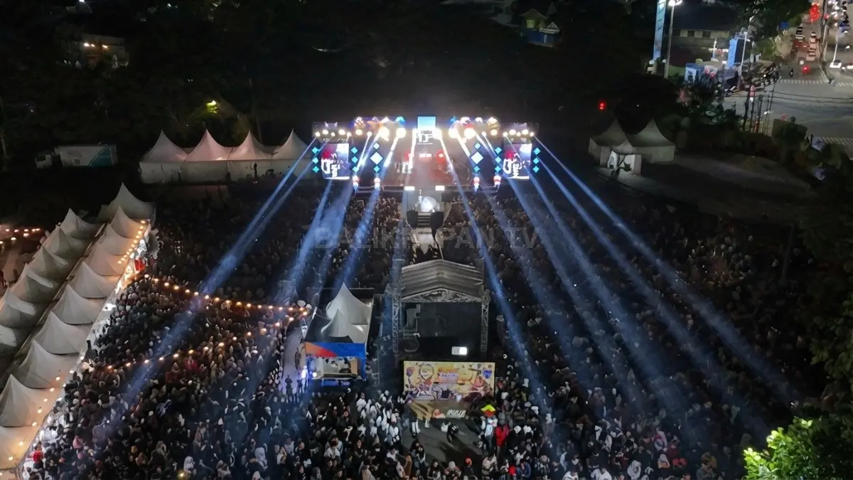 Pengunjung memadati kawasan BSCC Dome saat malam terakhir Bayan Craft Art Festival 2026 di Balikpapan.