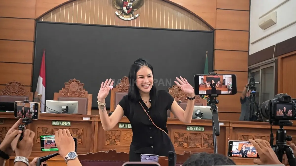 Nikita Mirzani tampil tersenyum di ruang sidang usai meraih kemenangan dalam perkara banding melawan Reza Gladys.
