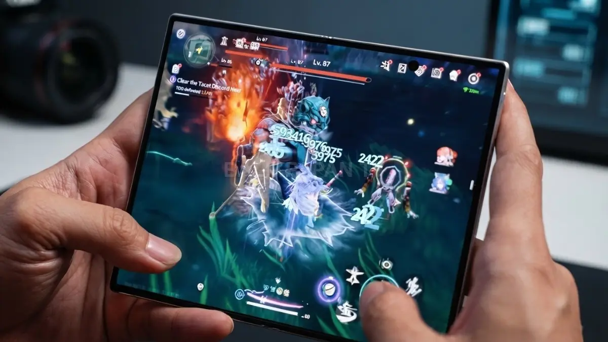 Performa Tinggi, tetapi Bukan Fokus Utama untuk Gaming Berat

Galaxy Z Fold 8 menggunakan Snapdragon 8 Elite Gen 5 for Galaxy dan menawarkan performa kelas flagship.

Untuk aktivitas seperti multitasking, mengedit video, membuka banyak aplikasi, hingga bermain game, performanya dinilai sangat lancar untuk penggunaan sehari-hari.

Namun, perangkat ini tidak diposisikan sebagai smartphone gaming.

Bodi yang tipis membuat sistem pendinginnya bukan menjadi fokus utama. Saat digunakan untuk memainkan game berat dengan pengaturan grafis tinggi, perangkat dapat cepat panas dan mengalami stuttering, terutama ketika situasi dalam game menjadi lebih kompleks.

Hal tersebut menunjukkan bahwa performa chipset yang tinggi tidak otomatis membuat Galaxy Z Fold 8 menjadi perangkat gaming khusus.