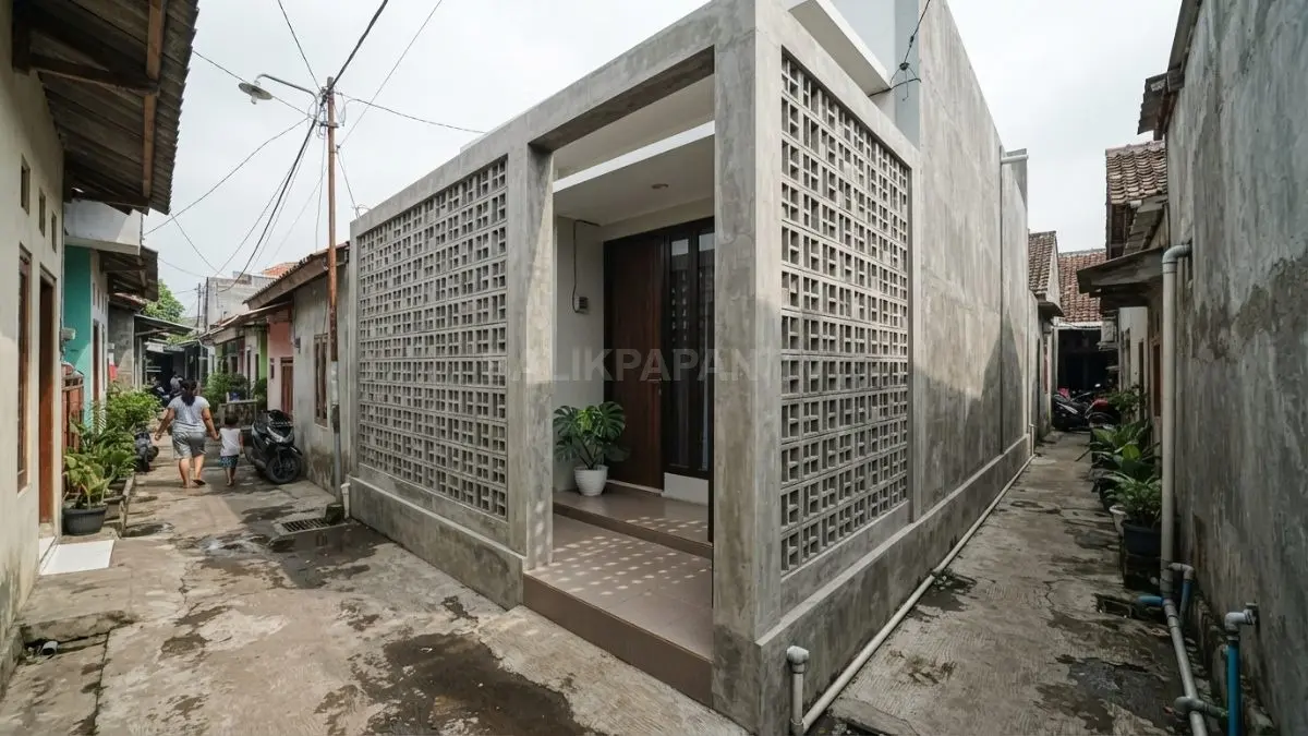 Roster beton tinggi dengan pola rapat membantu menjaga privasi rumah tanpa membuat pagar terasa tertutup sepenuhnya (BTV/AI)