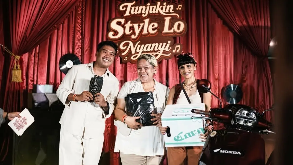 Tiga sosok tampil penuh gaya di panggung, merayakan kreativitas, musik, dan momen spesial bersama.
