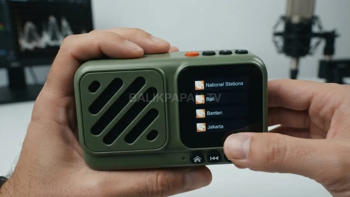 Choyang Voyager menawarkan fleksibilitas koneksi melalui Wi-Fi maupun SIM card, sehingga tetap bisa digunakan saat dibawa ke luar rumah selama tersedia jaringan data. Pencarian stasiun radio dapat dilakukan secara manual berdasarkan wilayah dan kategori, atau melalui voice command meski akurasinya masih belum selalu konsisten. (BTV/AI)