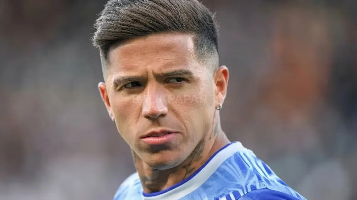 Enzo Fernández resmi mengenakan seragam Manchester City setelah pindah dari Chelsea dengan nilai £125 juta.