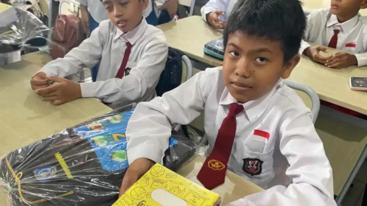 Perlengkapan sekolah gratis siswa Bontang siap didistribusikan setelah pencocokan data dan ukuran sepatu. (FOTO: ADIEL KUNDHARA/KP)
