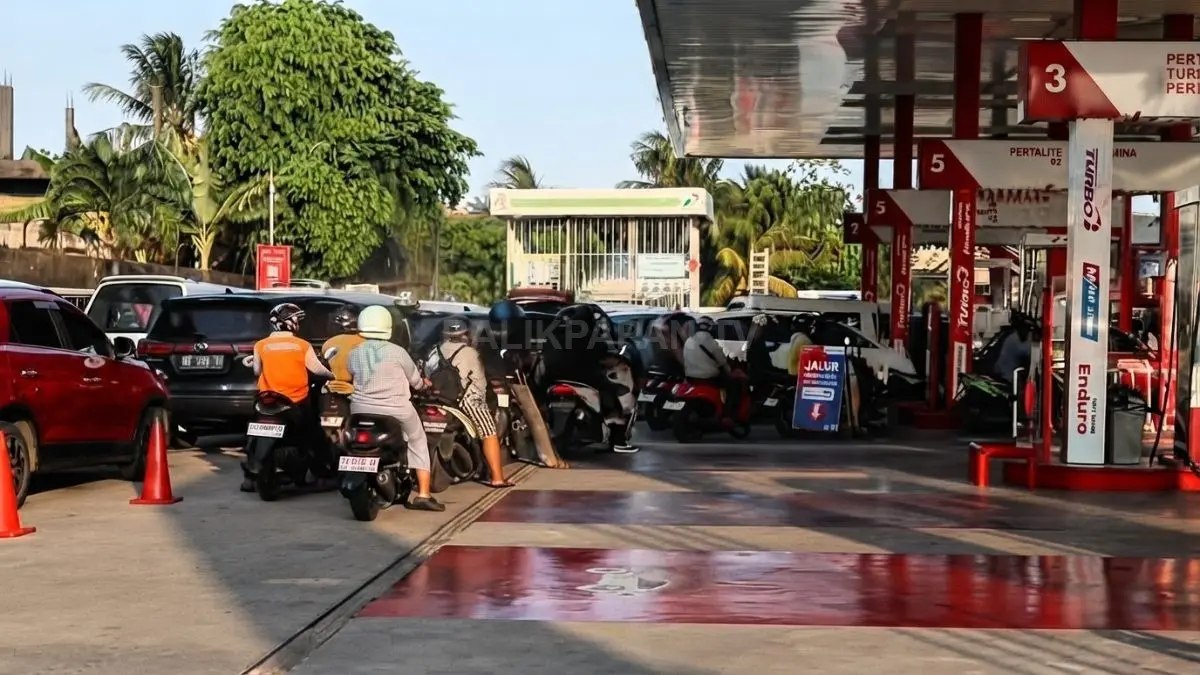 Aturan jam pengisian Pertalite di SPBU MT Haryono mulai menekan antrean, sementara Pertamina masih mengevaluasi penerapannya. (Sumber: YouTube Balikpapan TV)