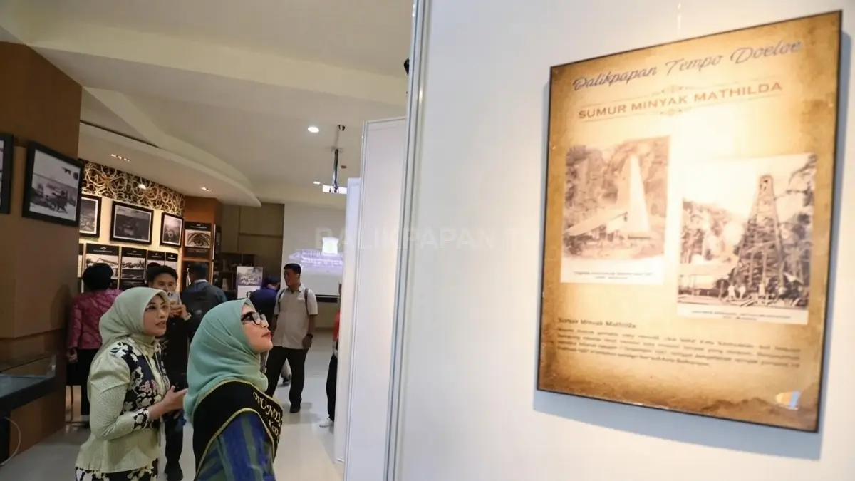 Bunda Literasi Balikpapan Nurlena Rahmad Mas’ud meninjau pameran dokumen bersejarah di Galeri Arsip Balikpapan. (DOK. DINA ANGELINA/KP)