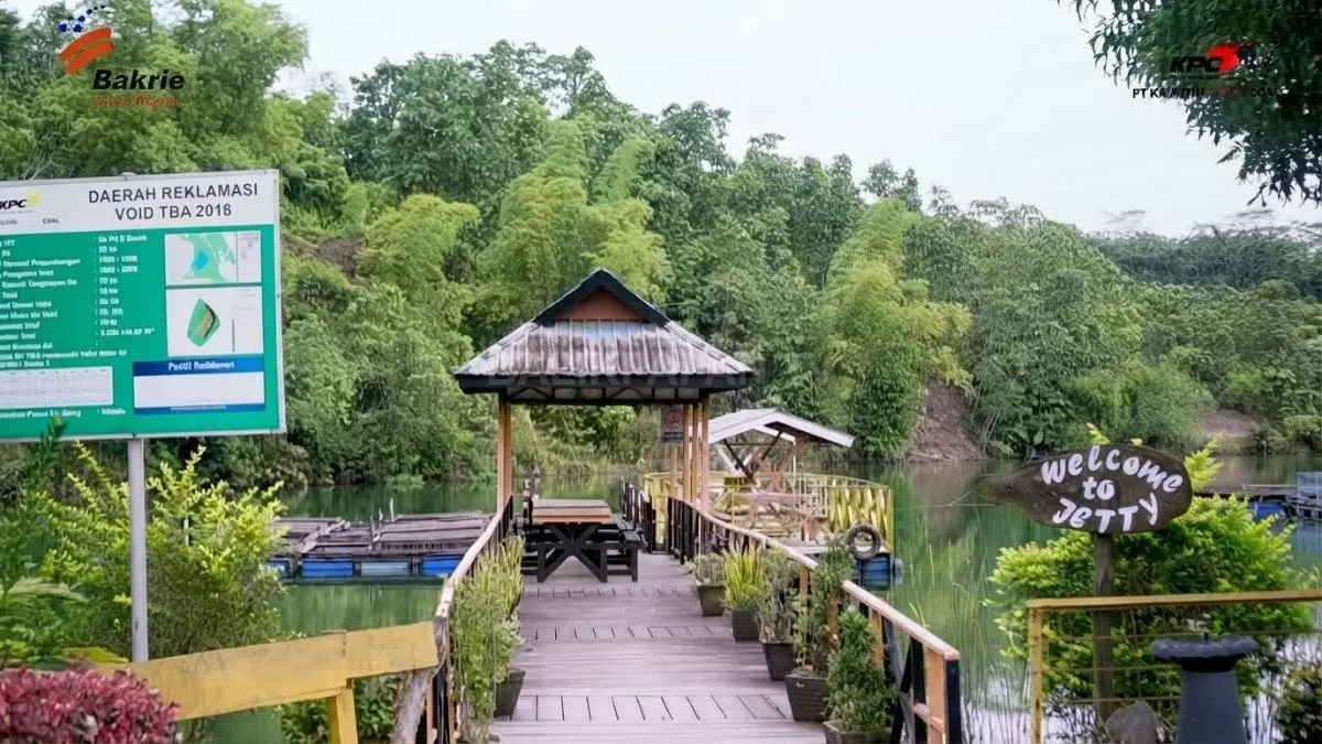 Kawasan Telaga Batu Arang menghadirkan pemandangan air tenang dengan pepohonan menghijau di sekelilingnya.