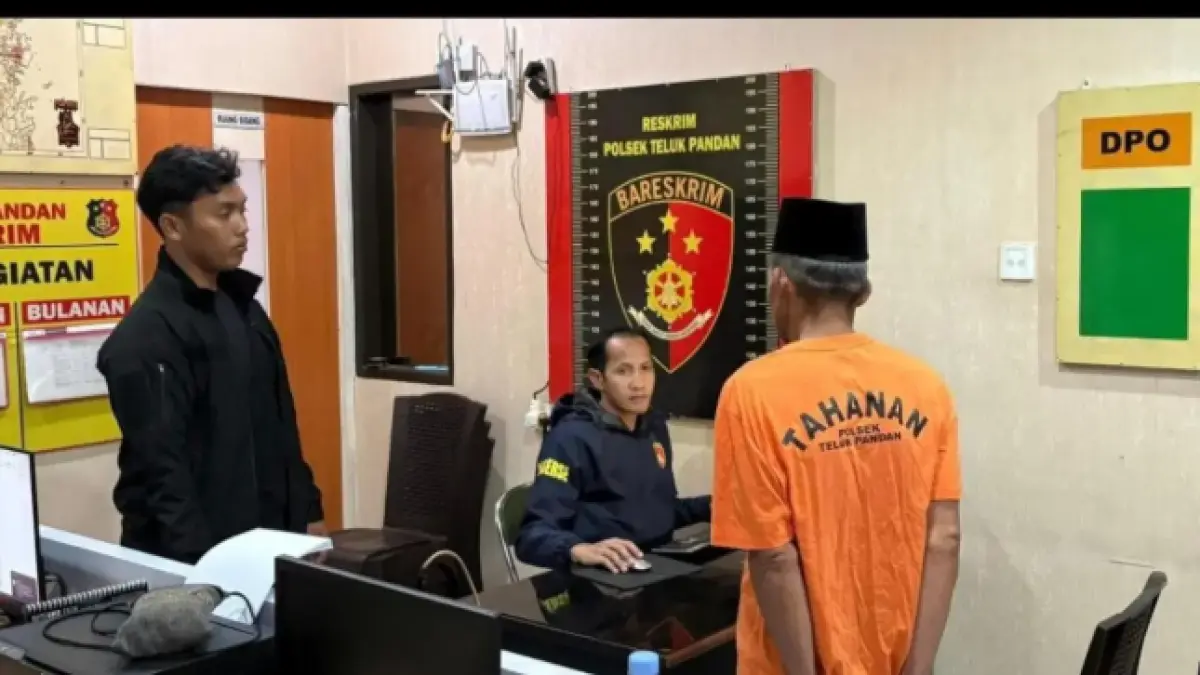 Kebakaran lahan bekas persawahan seluas lima hektare di Teluk Pandan ditangani petugas saat kemarau. (IST)