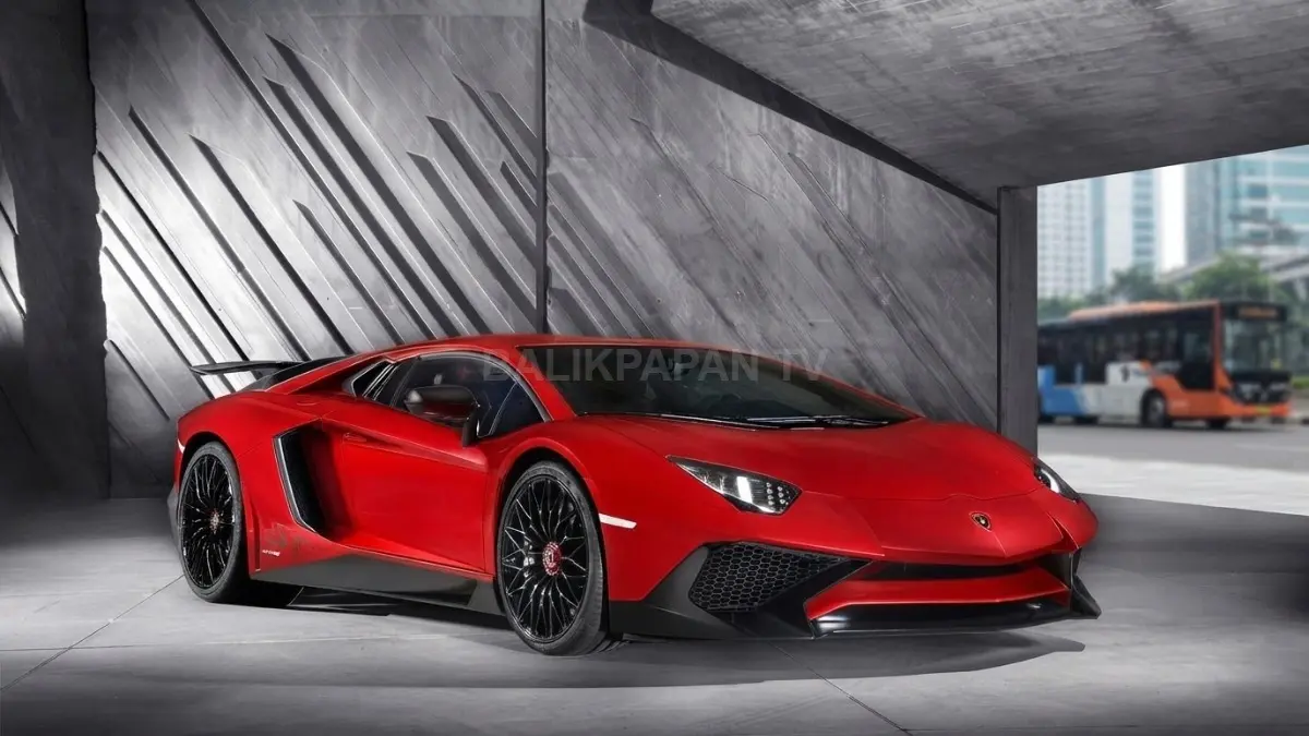 Lamborghini Aventador memadukan mesin V12 naturally aspirated, serat karbon, penggerak empat roda, teknologi aerodinamika performa (BTV/AI)

