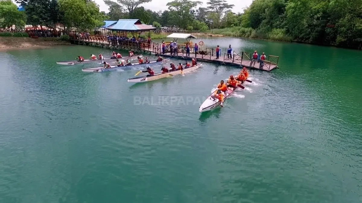 Lanskap Telaga Batu Arang memperlihatkan pemanfaatan kawasan pascatambang untuk fungsi lingkungan dan wisata.