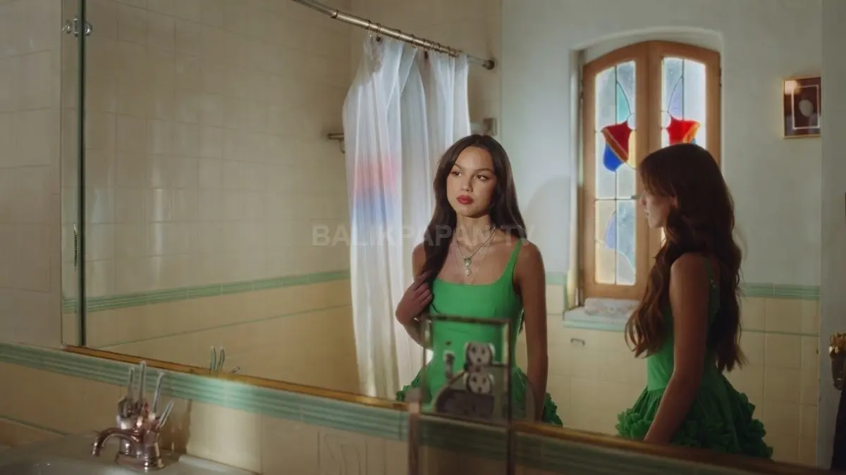 Olivia Rodrigo tampil dalam era musik “deja vu” dengan nuansa pop yang menggambarkan nostalgia dan kecemburuan. (BTV/AI)
