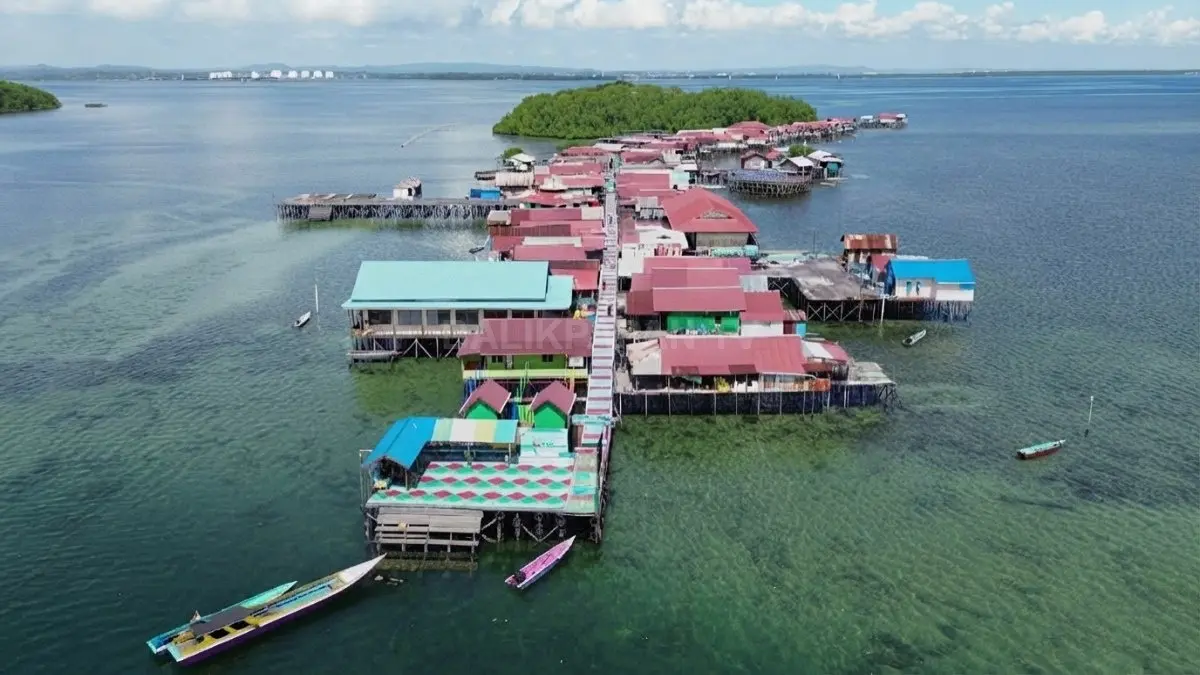 Permukiman Kampung Tihi-Tihi Bontang berdiri di atas laut dengan perahu warga dan aktivitas bahari masyarakat pesisir.