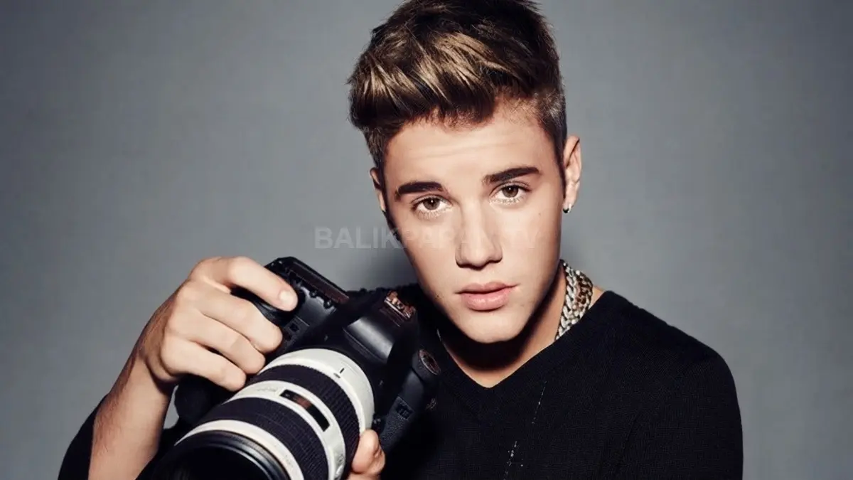 Potret Justin Bieber saat memegang kamera profesional lengkap dengan lensa telephoto dalam sebuah sesi pemotretan. (BTV/Ai)