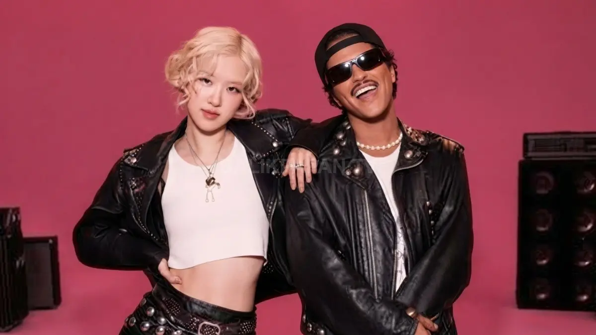 Potret keakraban Rosé dan Bruno Mars bergaya serba hitam dengan jaket kulit bernuansa edgier yang ikonis. (BTV/Ai)