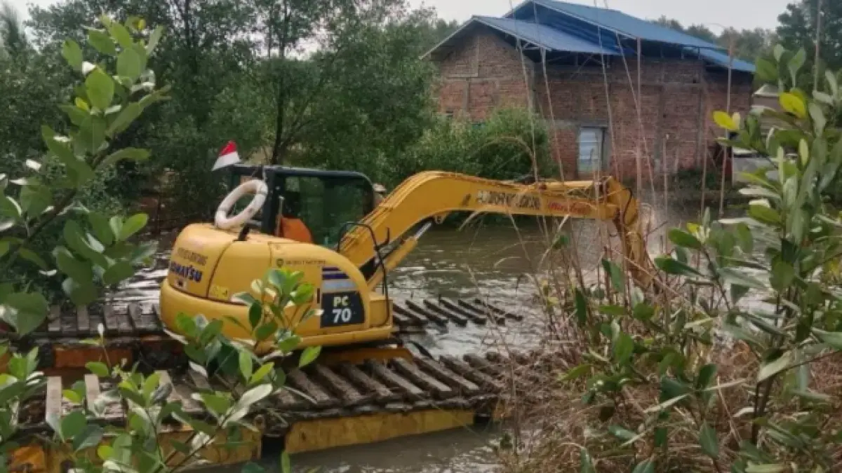 PUPRK Bontang mengerahkan alat berat untuk menormalisasi sungai dan drainase guna mengurangi risiko banjir (FOTO: ADIEL KUNDHARA/KP)