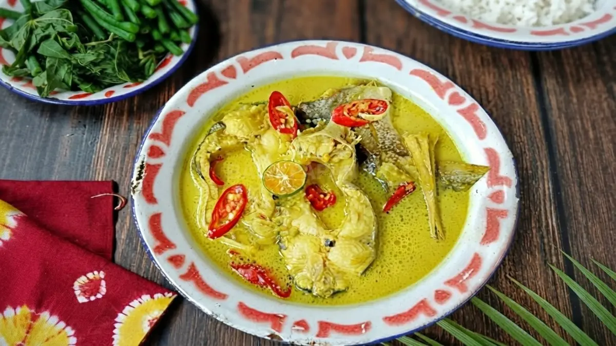 Semangkuk Gangan Paliat khas Tabalong dengan ikan, kuah santan kuning, rempah, nasi, sayuran, dan sambal terasi.