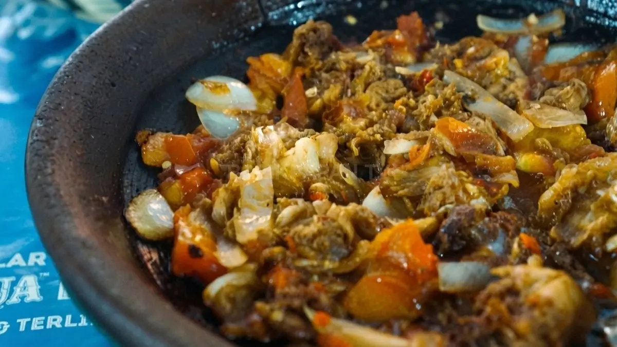 Semangkuk oseng mandai khas Banjar berbahan kulit cempedak fermentasi, disajikan bersama nasi hangat dan pelengkap sederhana.&nbsp;