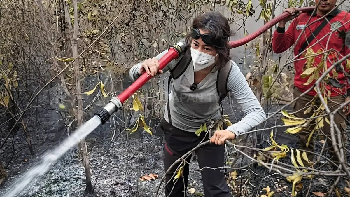 Sherina Munaf bersama tim membantu penanganan kebakaran hutan dan lahan di Kalimantan Tengah dengan perlengkapan lapangan.