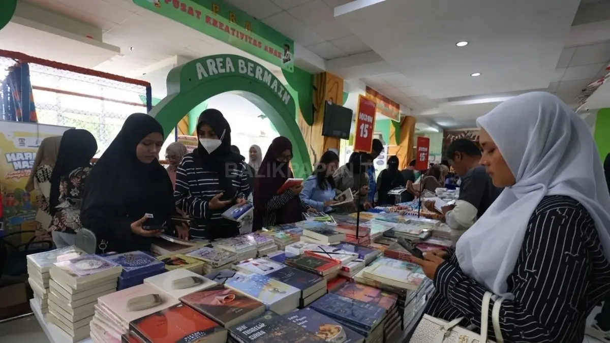 Warga dan pelajar memadati Bazar Buku Murah Disputakar Balikpapan dalam rangka Bulan Gemar Membaca. (DOK. ANGGI PRADITHA/KP)