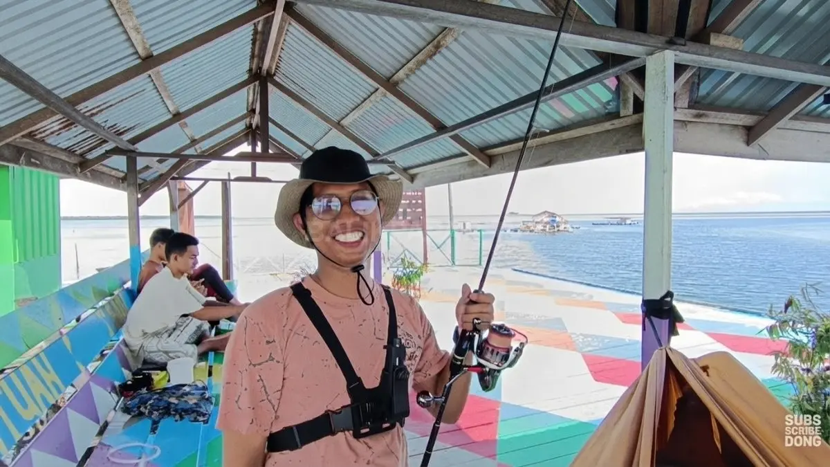 Warga Tihi-Tihi memanfaatkan perairan sekitar kampung untuk menangkap ikan dan menjalankan aktivitas nelayan.