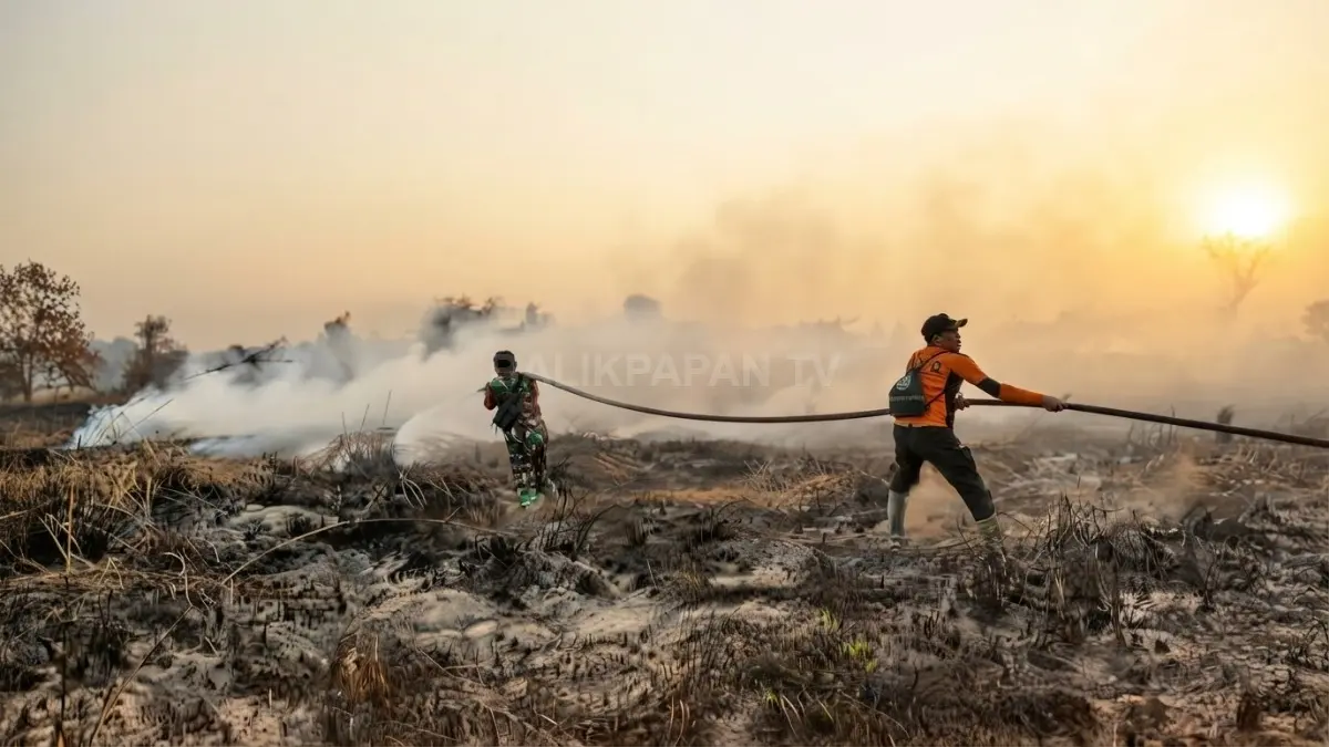 Bupati Lamandau Rizky Aditya Putra saat memantau penanganan kebakaran hutan dan lahan bersama tim gabungan di wilayah Kabupaten Lamandau.