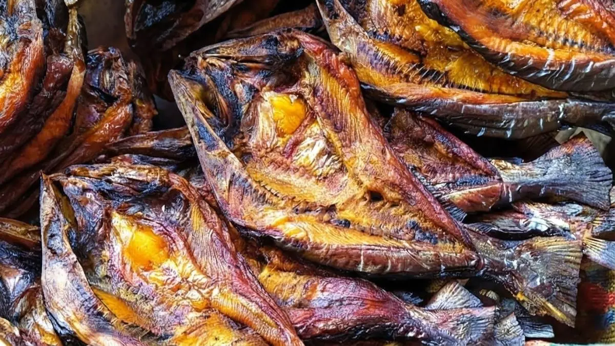 Ikan Salai hasil pengasapan tradisional dengan warna kecokelatan, tekstur padat, dan aroma asap khas Kalimantan.