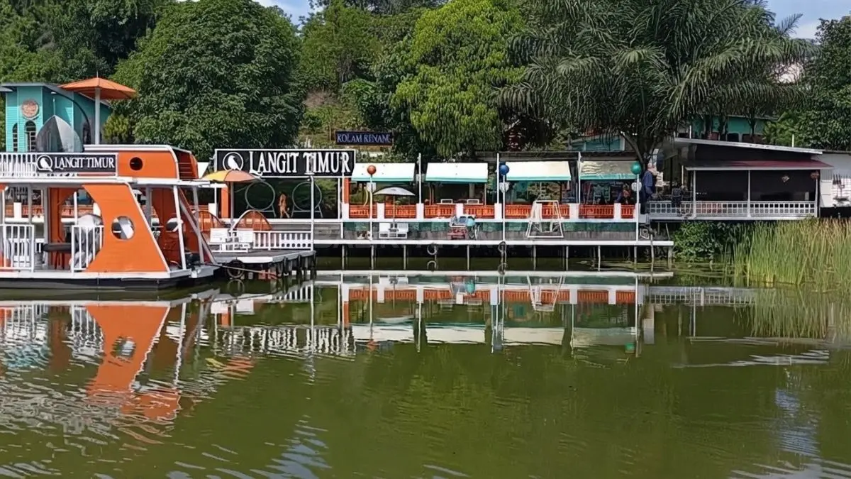 Langit Timur Tenggarong menghadirkan wisata tepi danau dengan konsep kekinian di kawasan bekas lahan tambang.