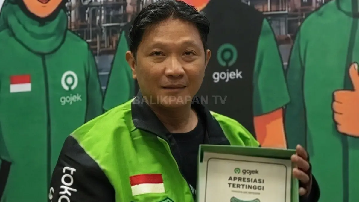Lauw Mukhayyar menerima apresiasi smartphone setelah hampir satu dekade menjadi mitra Gojek dan mengaspal di Balikpapan. (DOK. MARIA IRHAM/KP)